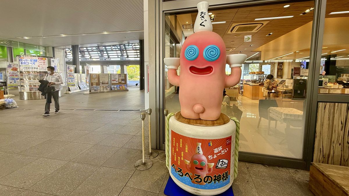 Nahý bůh opilců vítá návštěvníky v japonském Kóči